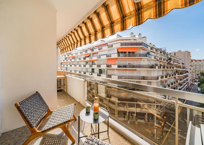 Centre Derriere Le Martinez