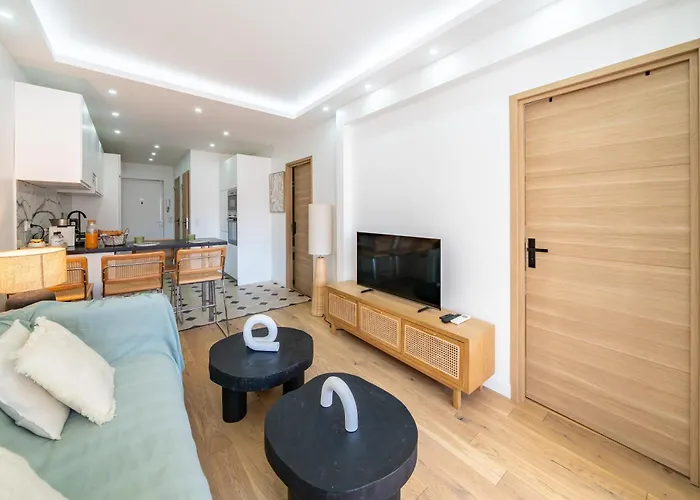 Centre Derriere Le Martinez *